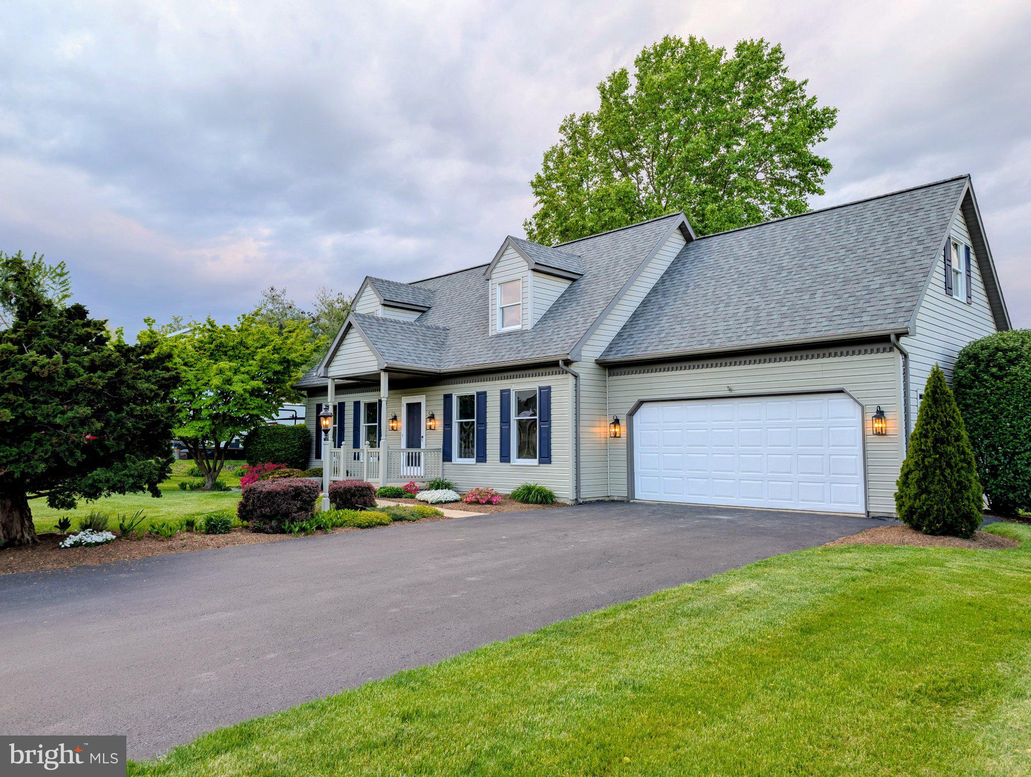 706 Rosemont Drive Lititz, PA 17543 - Photo 2 of 28