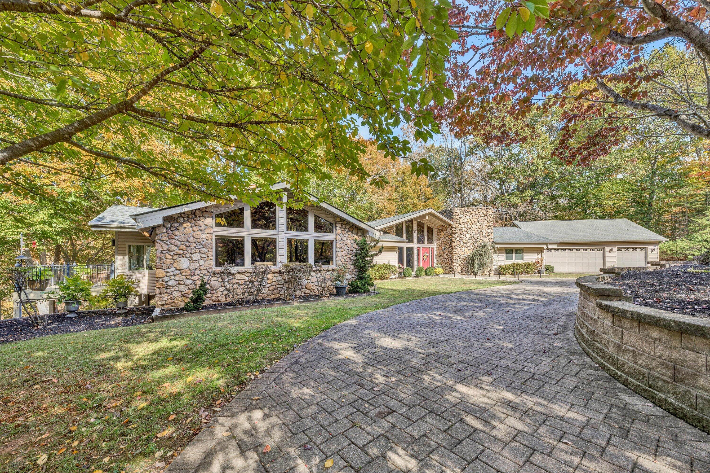 113 Ridgeway Court Moneta, VA 24121 - Photo 2 of 80 05-102620230168