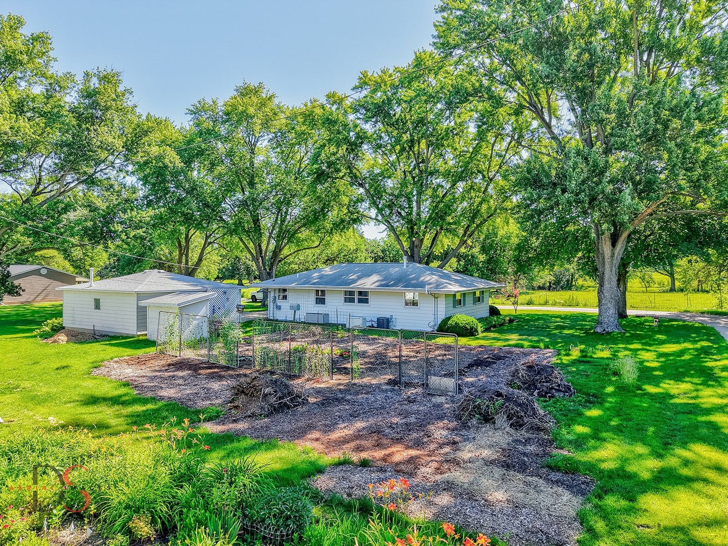 609 9th Avenue Ottawa, IL 61350 - Photo 5 of 28 a backyard of a house with garden and trees