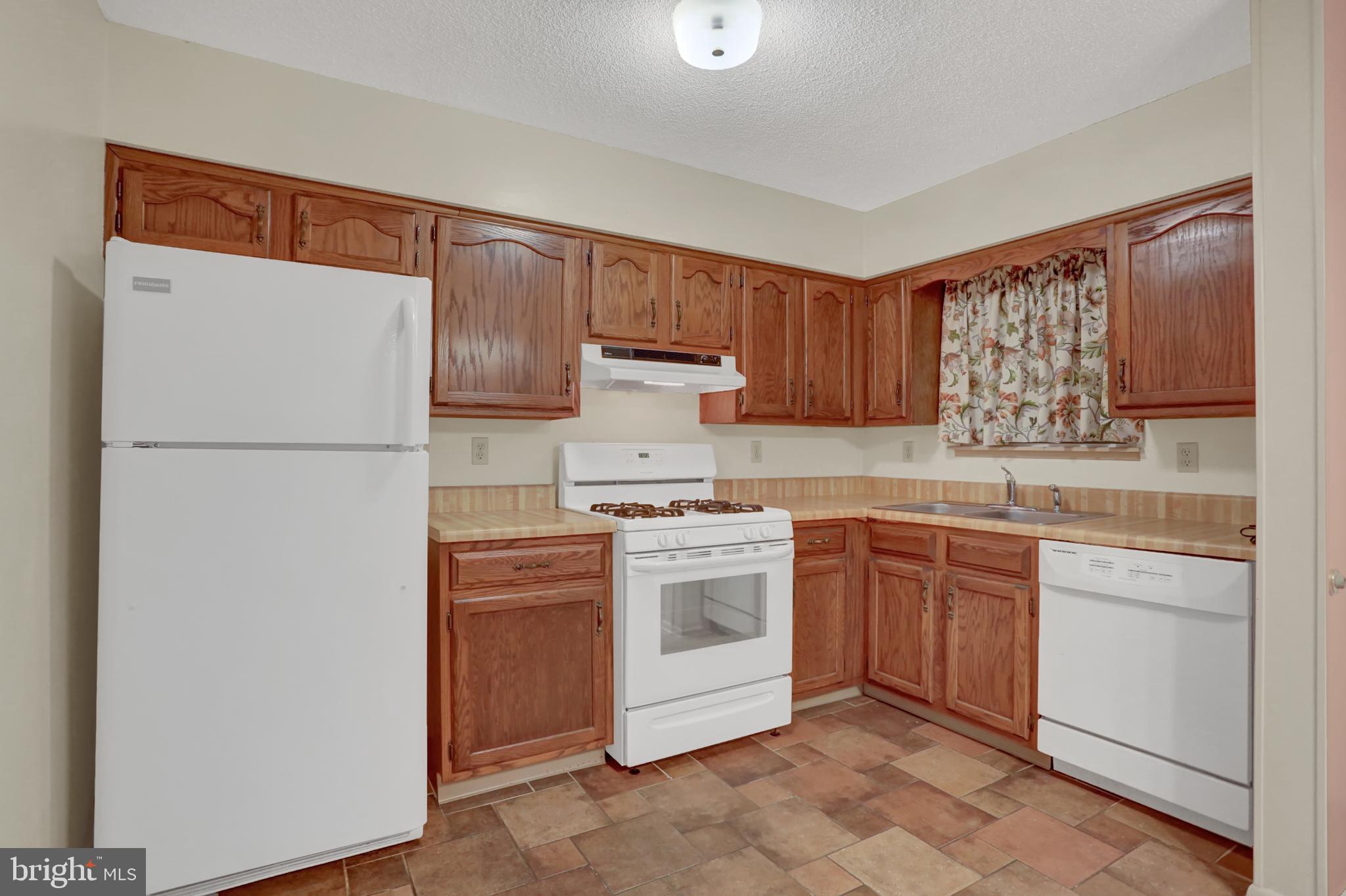 3610 Harrowgate Road York, PA 17402 - Photo 8 of 39 Gallery Image 8