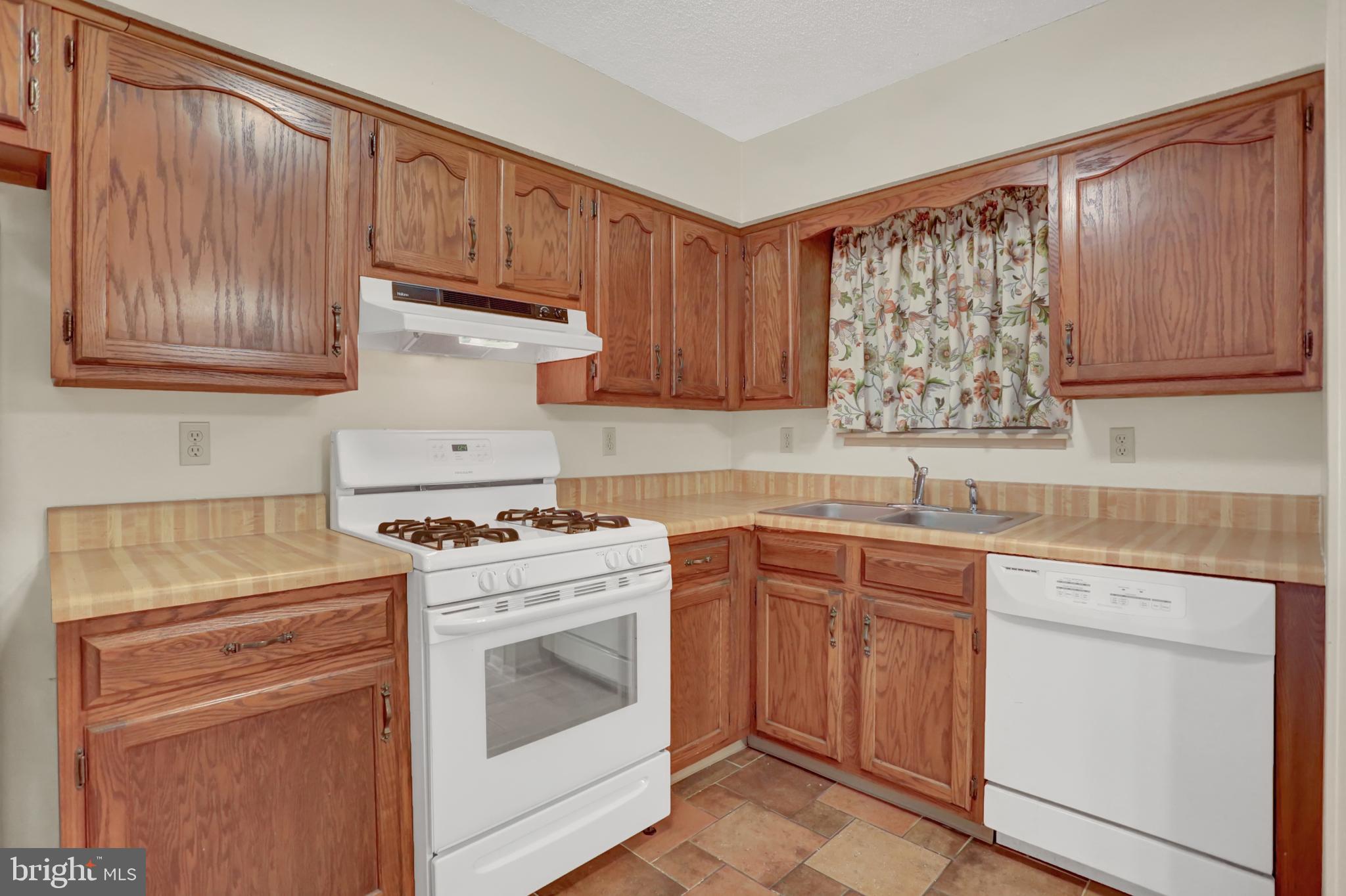 3610 Harrowgate Road York, PA 17402 - Photo 9 of 39 Gallery Image 9