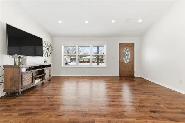 $350,000 | 214 Garnett Avenue, Winthrop Harbor, IL 60096