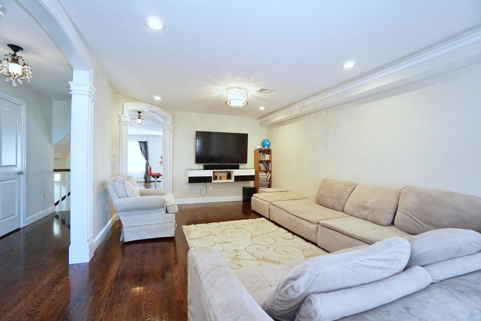 118 Covington Circle Staten Island, NY 10312 - Photo 4 of 41 (4) LIVING ROOM