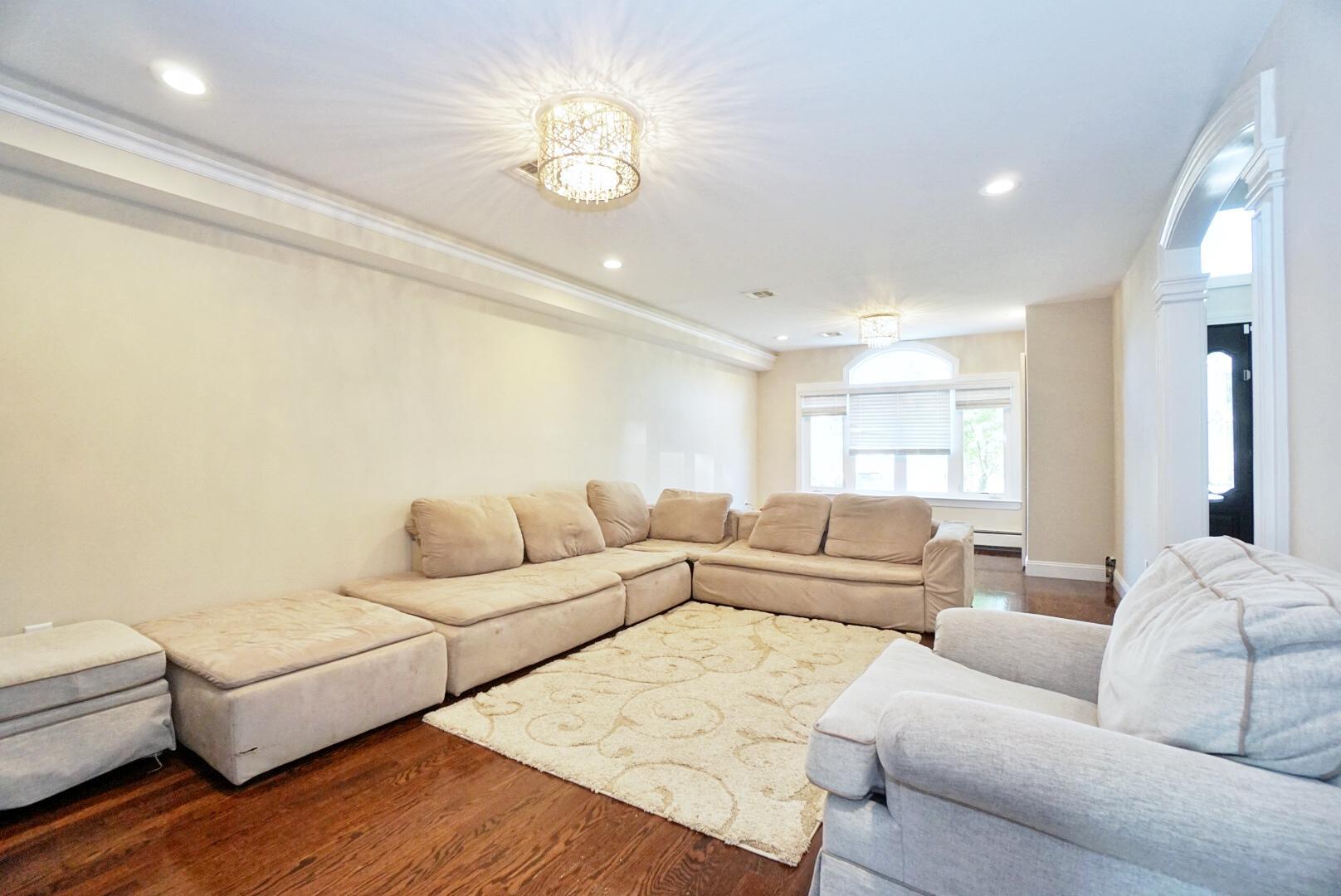 118 Covington Circle Staten Island, NY 10312 - Photo 5 of 41 (5) LIVING ROOM