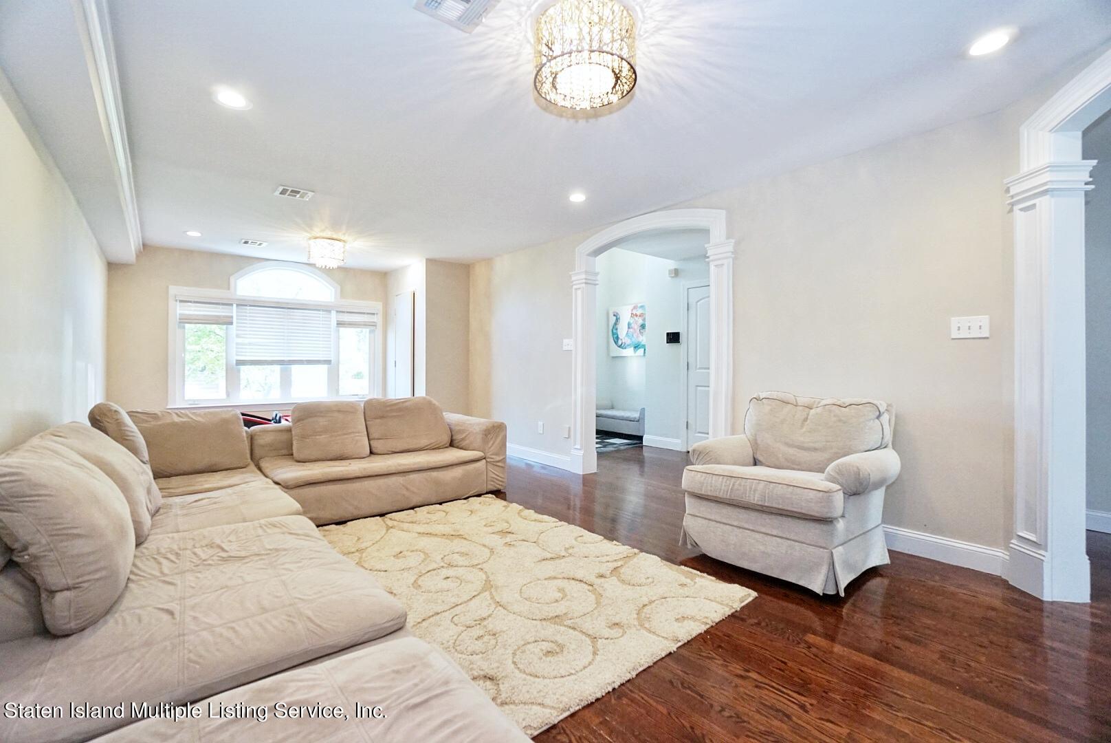 118 Covington Circle Staten Island, NY 10312 - Photo 6 of 41 (6) LIVING ROOM