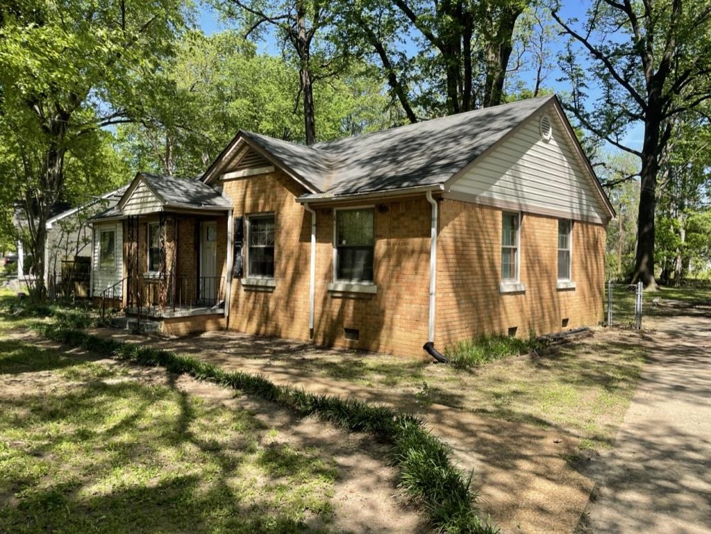 966 Goodman Street Memphis, TN 38111 - Photo 2 of 25 a view of outdoor space and front view of a house
