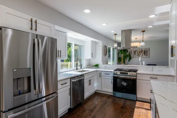 $599,900 | 380 Ventura Club Drive, Roselle, IL 60172