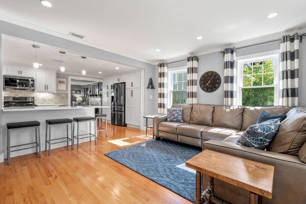 33 Horace Street Needham, MA 02494 - Photo 4 of 20