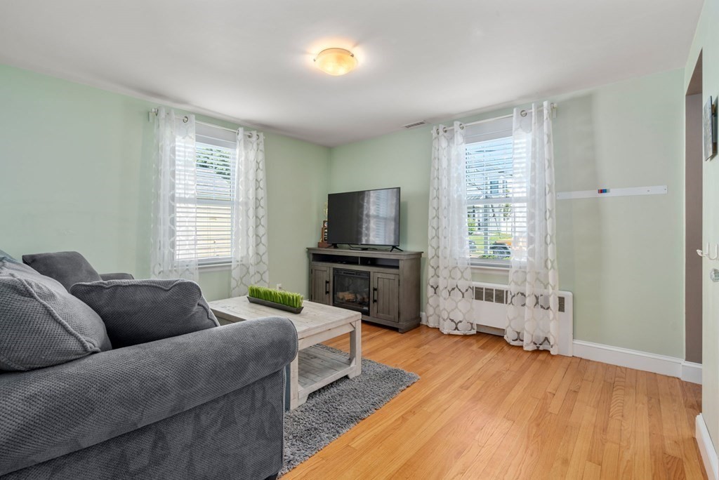 33 Horace Street Needham, MA 02494 - Photo 7 of 20