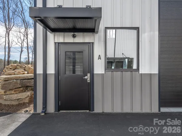 a view of a back yard of the house