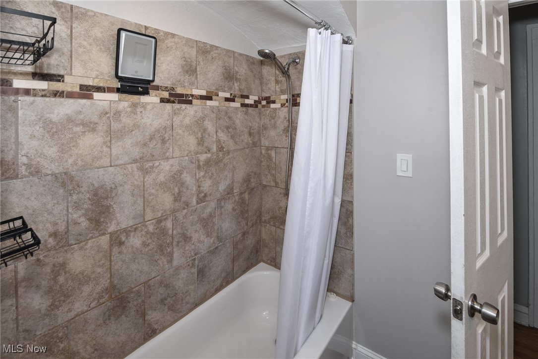 3631 Cummings Road Cleveland, OH 44118 - Photo 24 of 29 Full bathroom with shower / tub combo and baseboards
