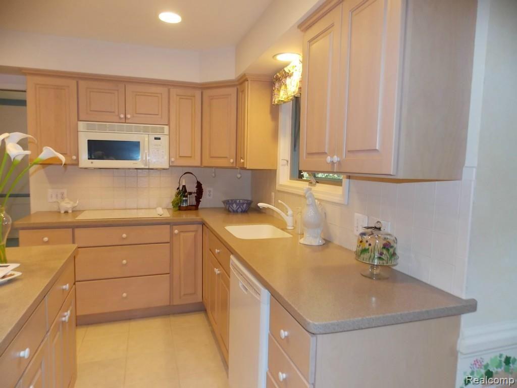 482 Shagbark Drive Rochester, MI 48309 - Photo 15 of 37 New Kitchen