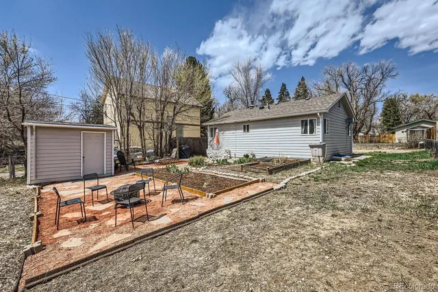 a view of a house with backyard