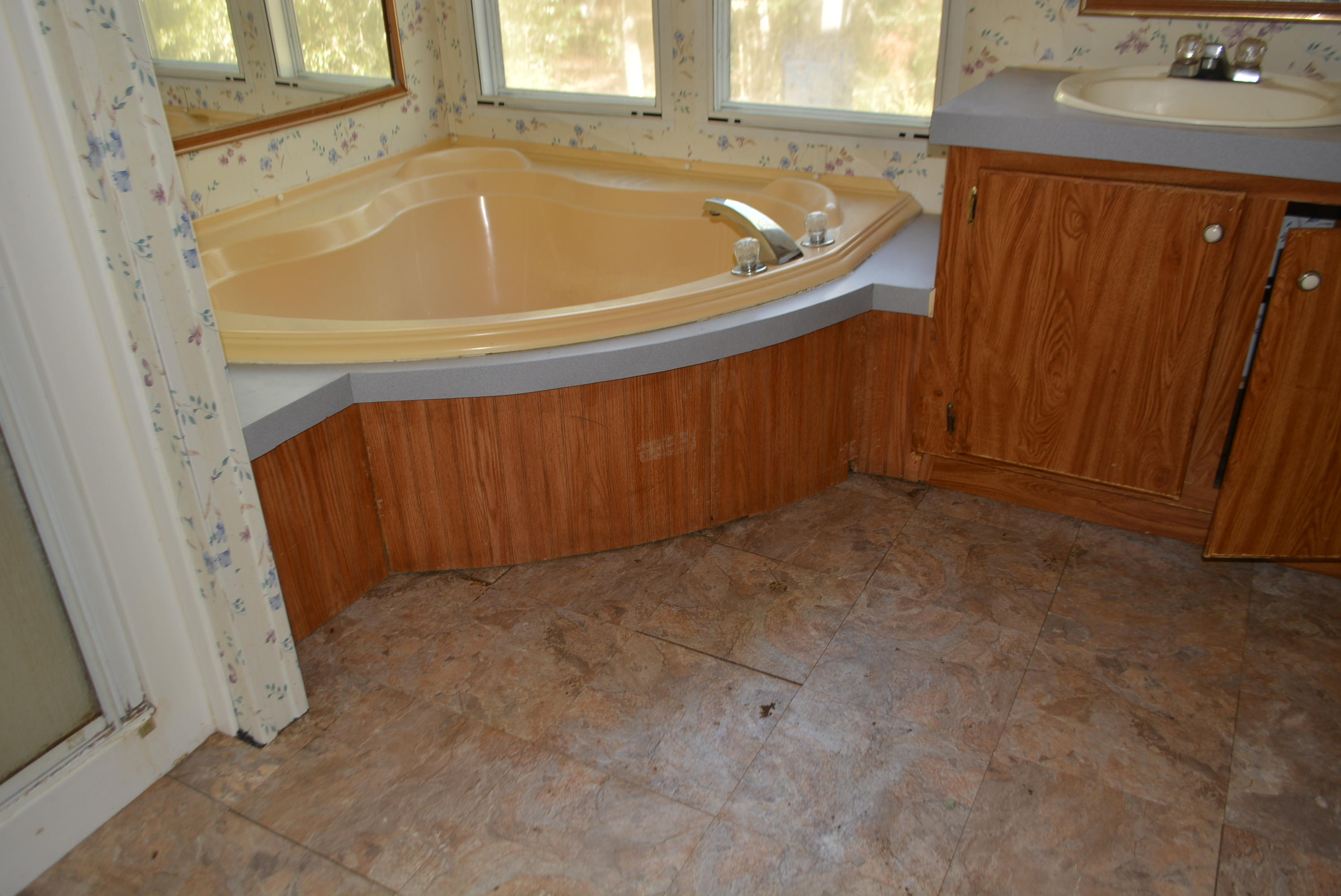 197 Ranger Road DeFuniak Springs, FL 32433 - Photo 9 of 16 a view of bath tub sitting in a bathroom