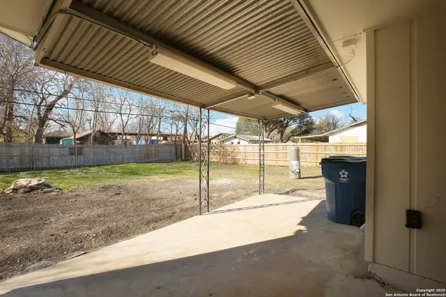 a view of a backyard