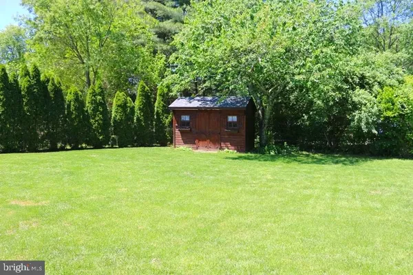 a view of a back yard