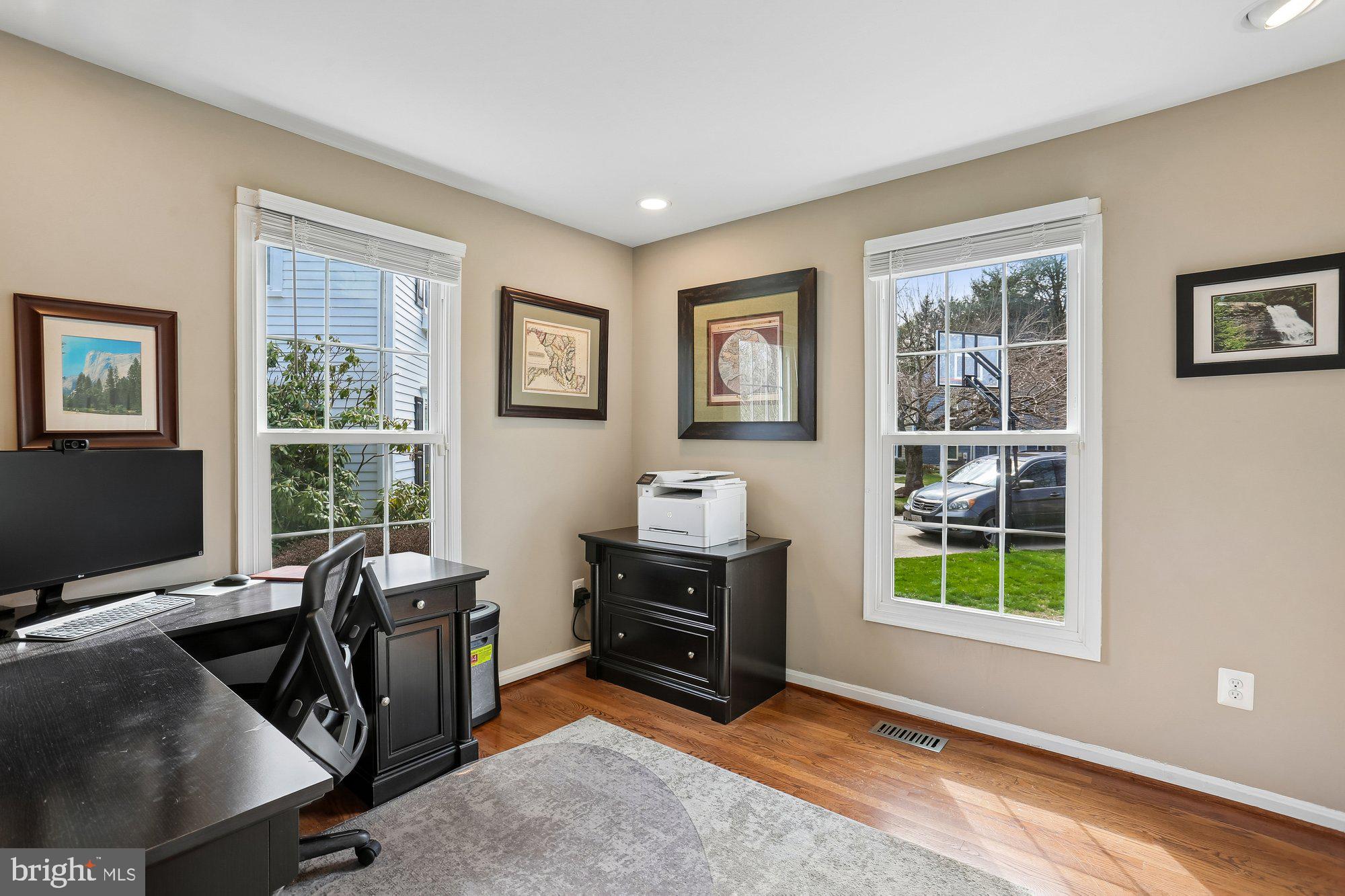 9 Midsummer Court Gaithersburg, MD 20878 - Photo 28 of 69 a view of a livingroom with workspace and a window