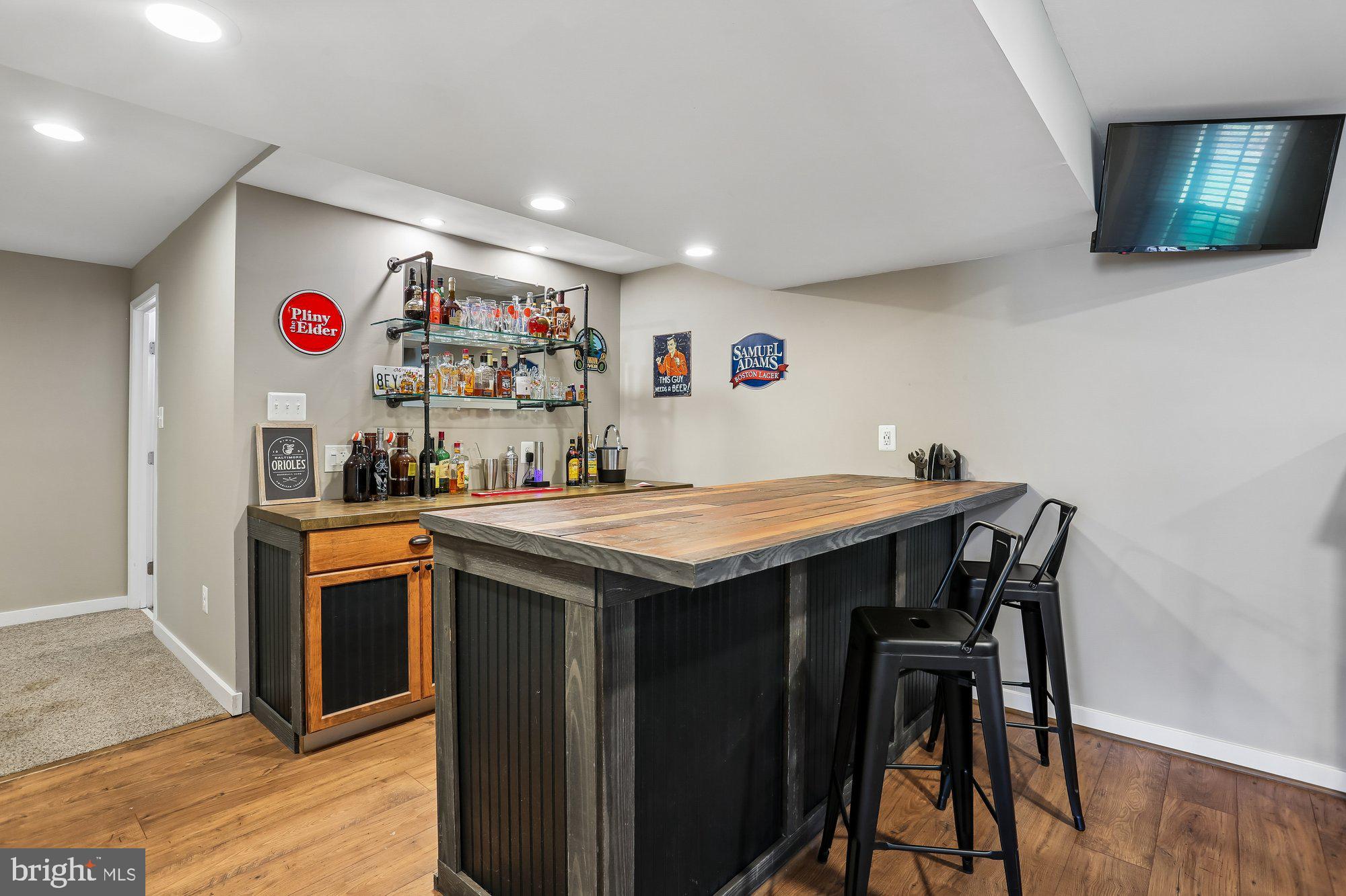 9 Midsummer Court Gaithersburg, MD 20878 - Photo 59 of 69 Bar area with counter workspace