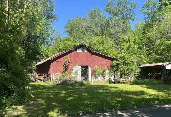 a view of a house with backyard and garden