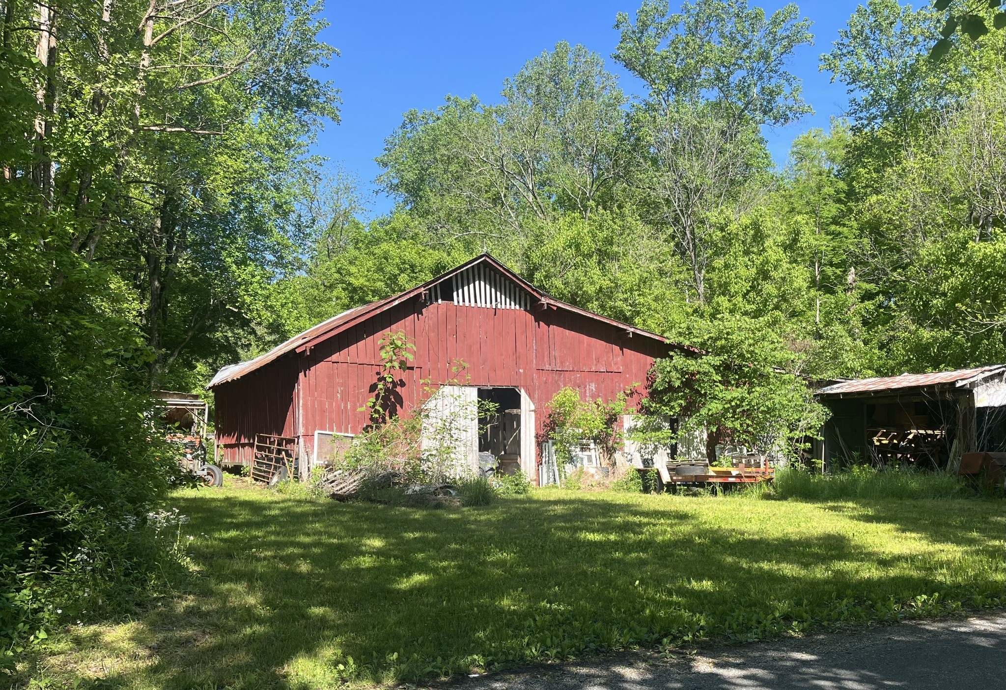 a view of a house with backyard and garden