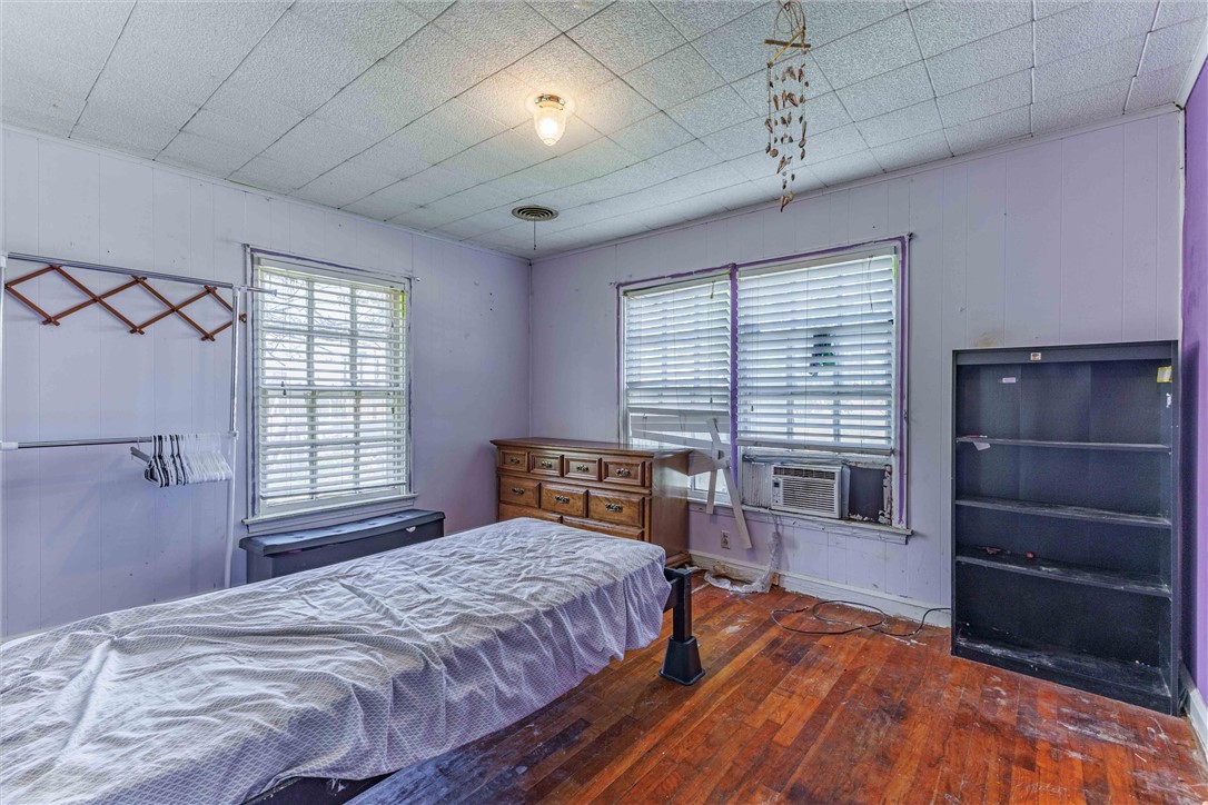 3840 Parrish Street Waco, TX 76705 - Photo 14 of 17 a bedroom with a large bed and a window