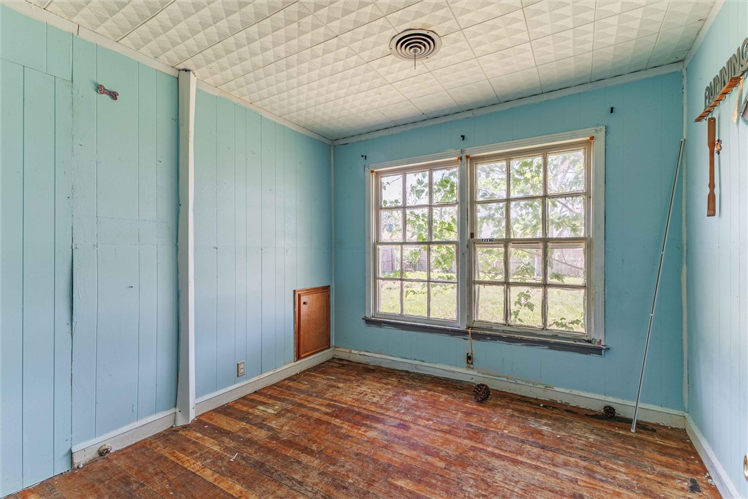3840 Parrish Street Waco, TX 76705 - Photo 9 of 17 a view of an empty room with a window