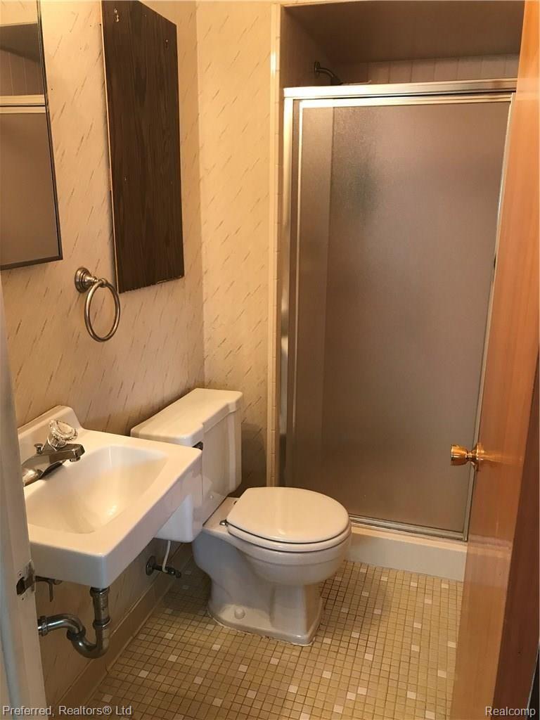 17688 Levan Road Livonia, MI 48152 - Photo 11 of 16 422534AC-DAA0-4694-924A-DBC373A74F9C.jpeg