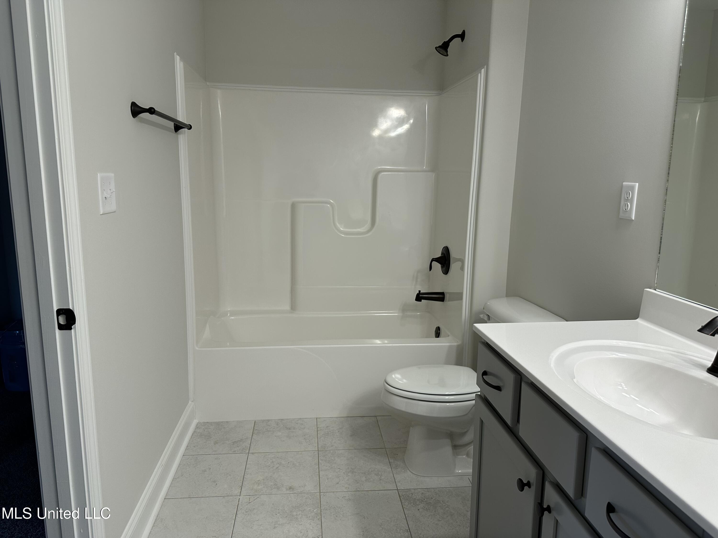 5431 Malone Road Olive Branch, MS 38654 - Photo 15 of 18 Upstairs bathroom