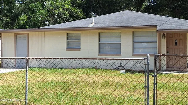 a view of a backyard