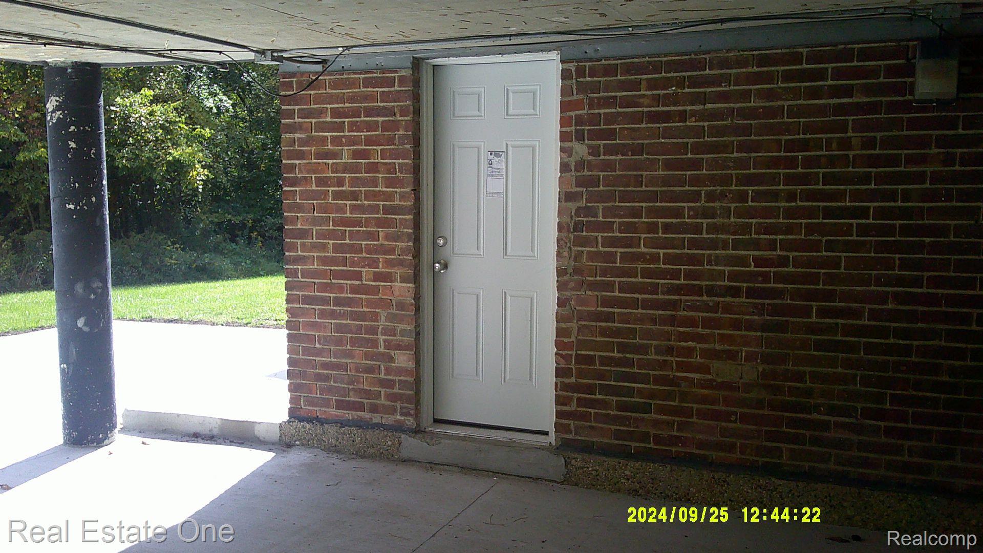 25027 Graham Road Redford, MI 48239 - Photo 4 of 20 Gallery Image 4
