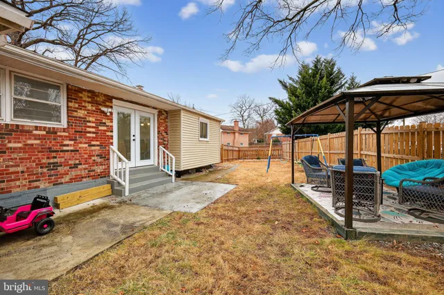 a view of a house with backyard and sitting area