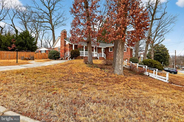 a view of a yard with a house