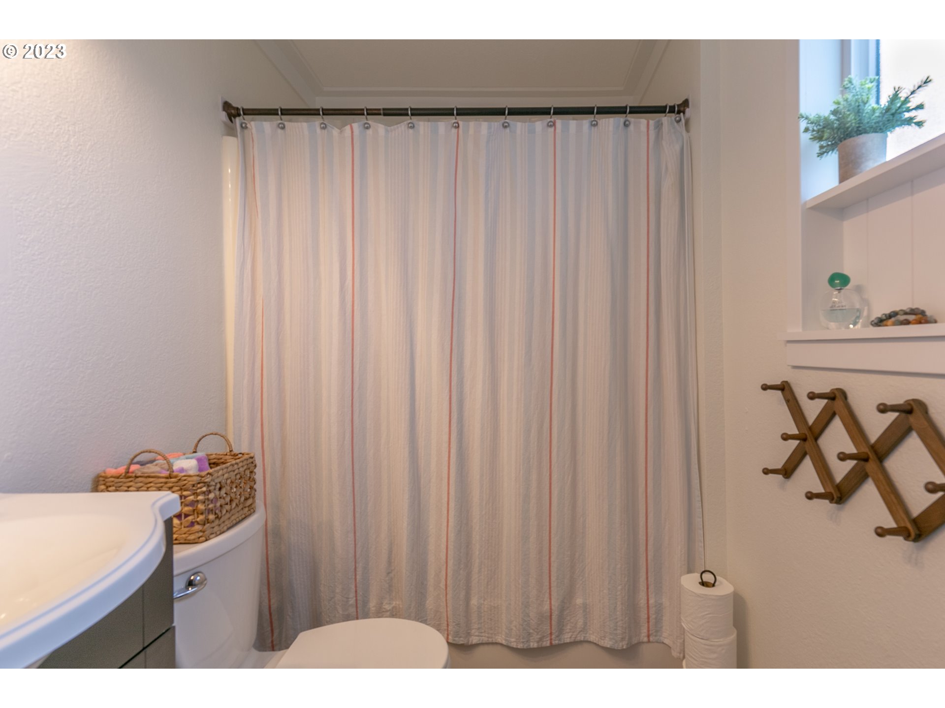 438 West Mary Street Lebanon, OR 97355 - Photo 12 of 33 a bathroom with a window