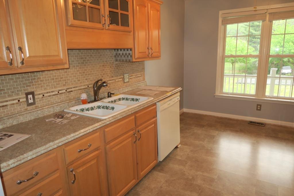 1605 Mountain View Road Vinton, VA 24179 - Photo 5 of 12 Kitchen