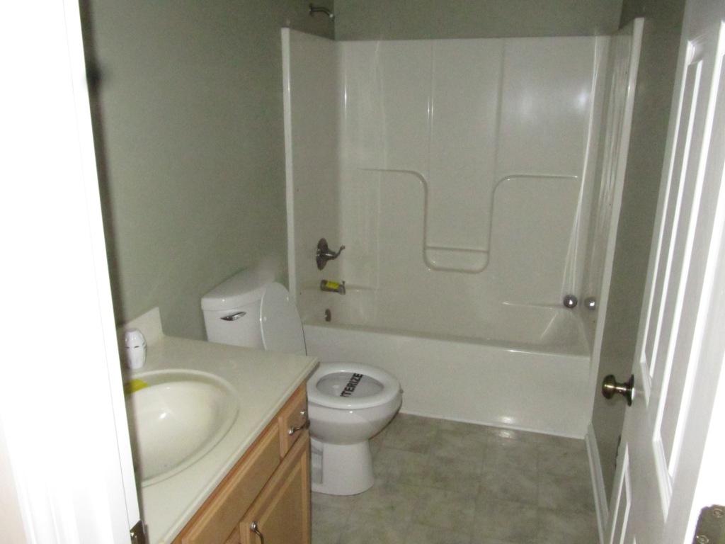 1605 Mountain View Road Vinton, VA 24179 - Photo 10 of 12 Hall bath