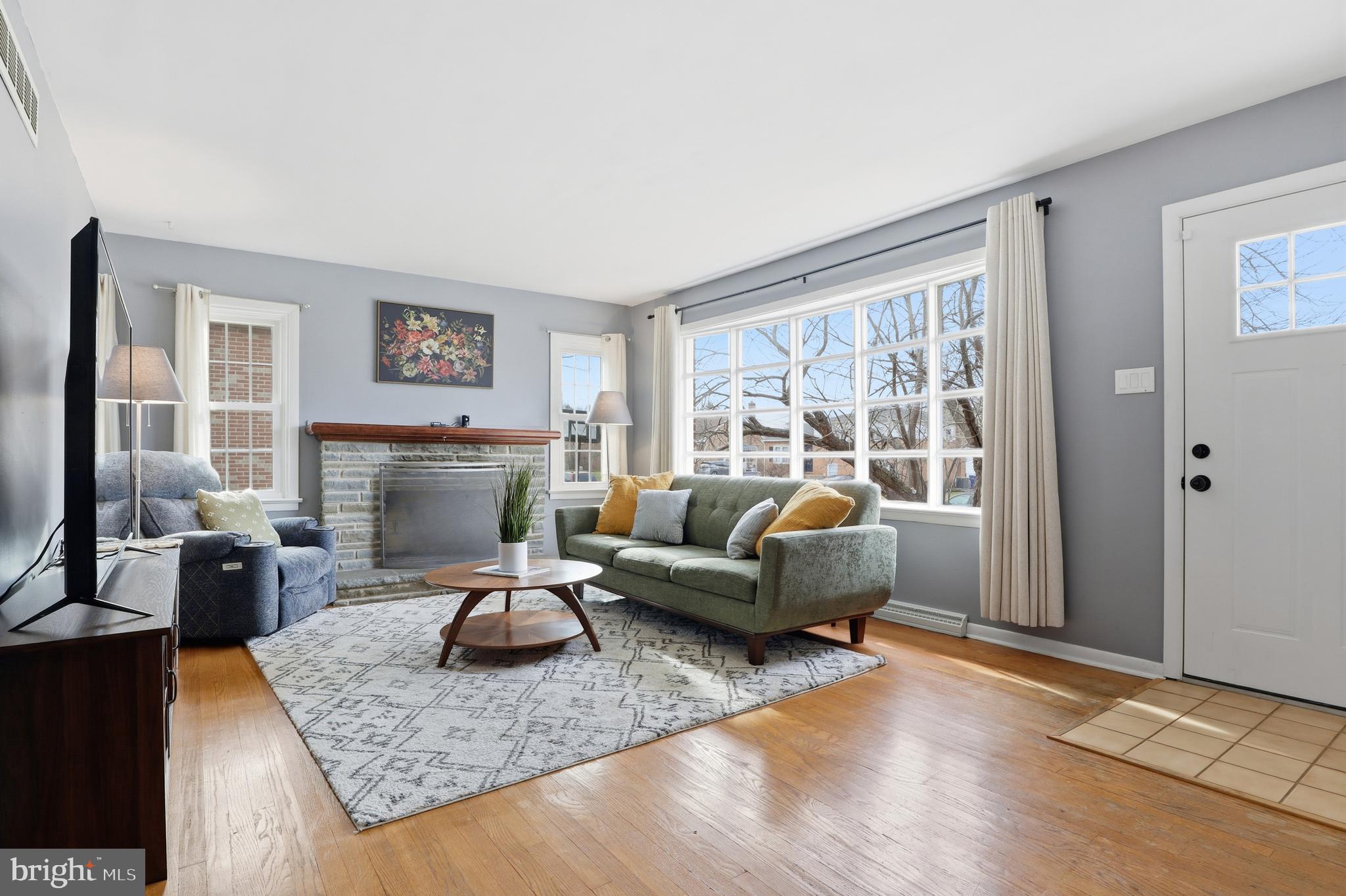 311 Wynwood Road York, PA 17402 - Photo 7 of 59 Living Room with Bay window
