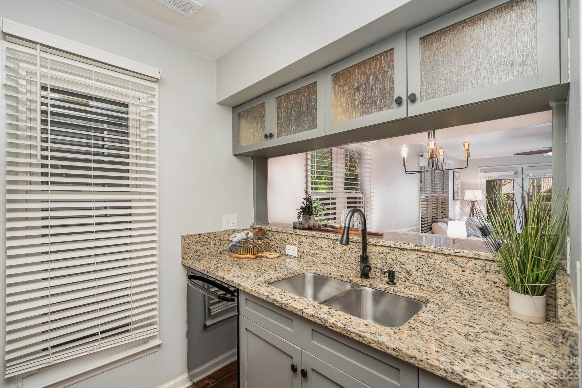 308 Queens Road, Unit 19 Charlotte, NC 28204 - Photo 5 of 21 Gallery Image 5