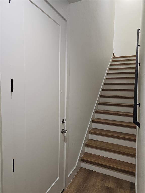 2139 Mail Avenue, Unit 101 Dallas, TX 75235 - Photo 4 of 21 Entry stairs