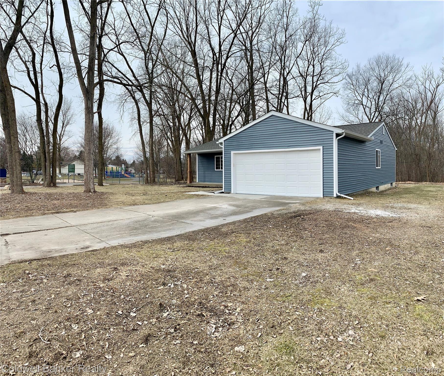 1750 Henbert Road West Bloomfield, MI 48324 - Photo 21 of 26 Side view of home/ Park view