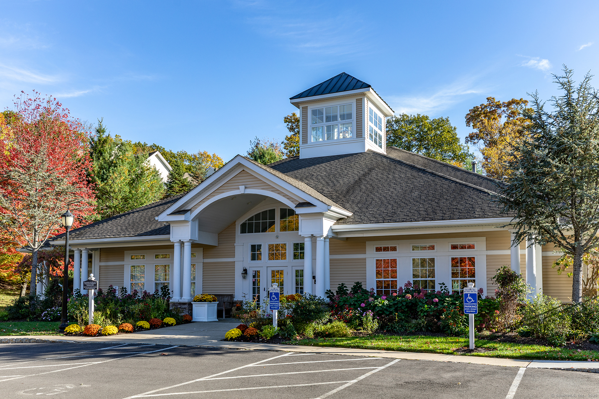 175 Ridgewood Drive, Unit 175 Middlebury, CT 06762 - Photo 20 of 21 a front view of a house with a garden