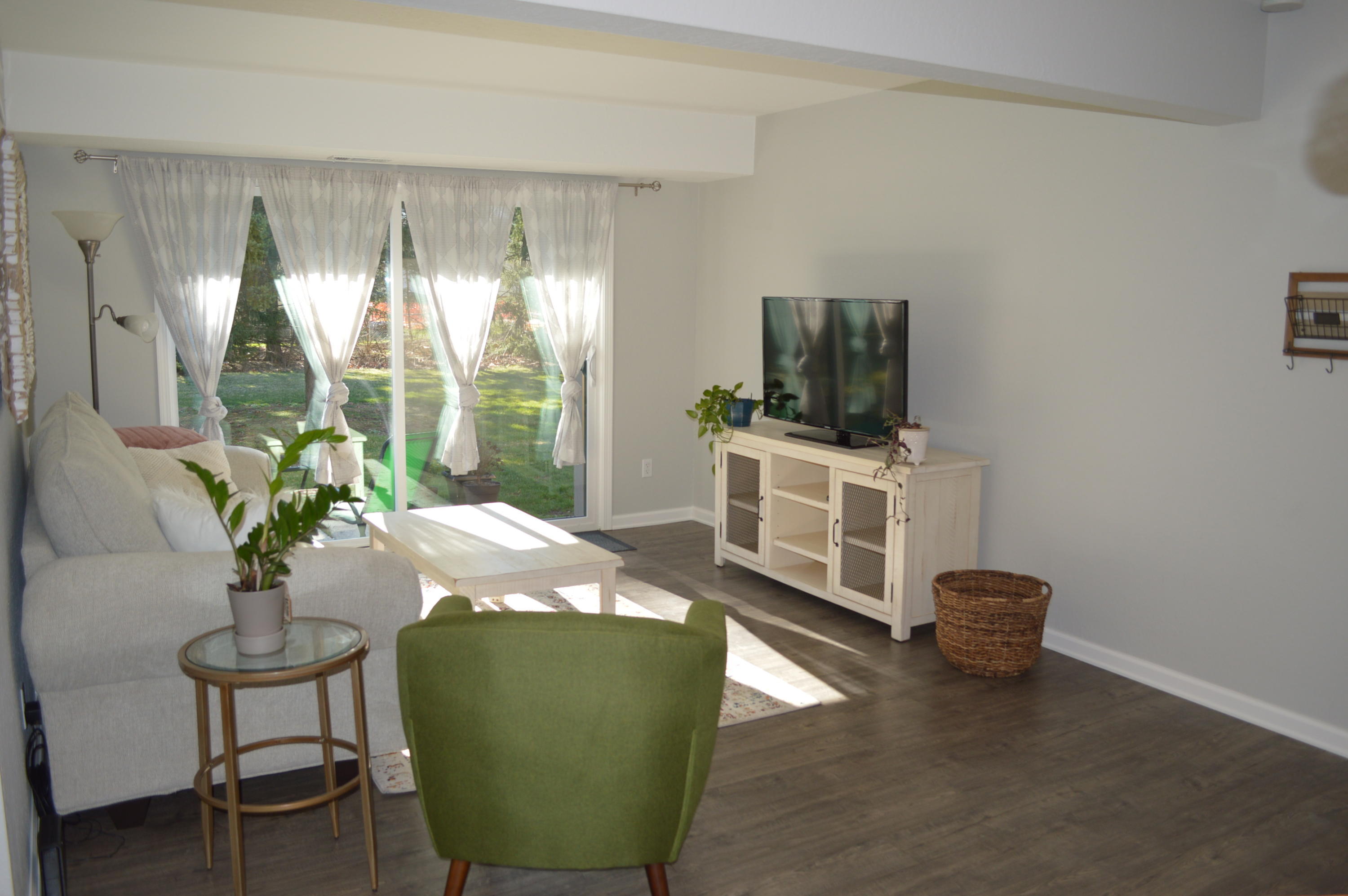 5400 Maple Ridge Road, Unit 11 Haslett, MI 48840 - Photo 4 of 24 Living Room (2)