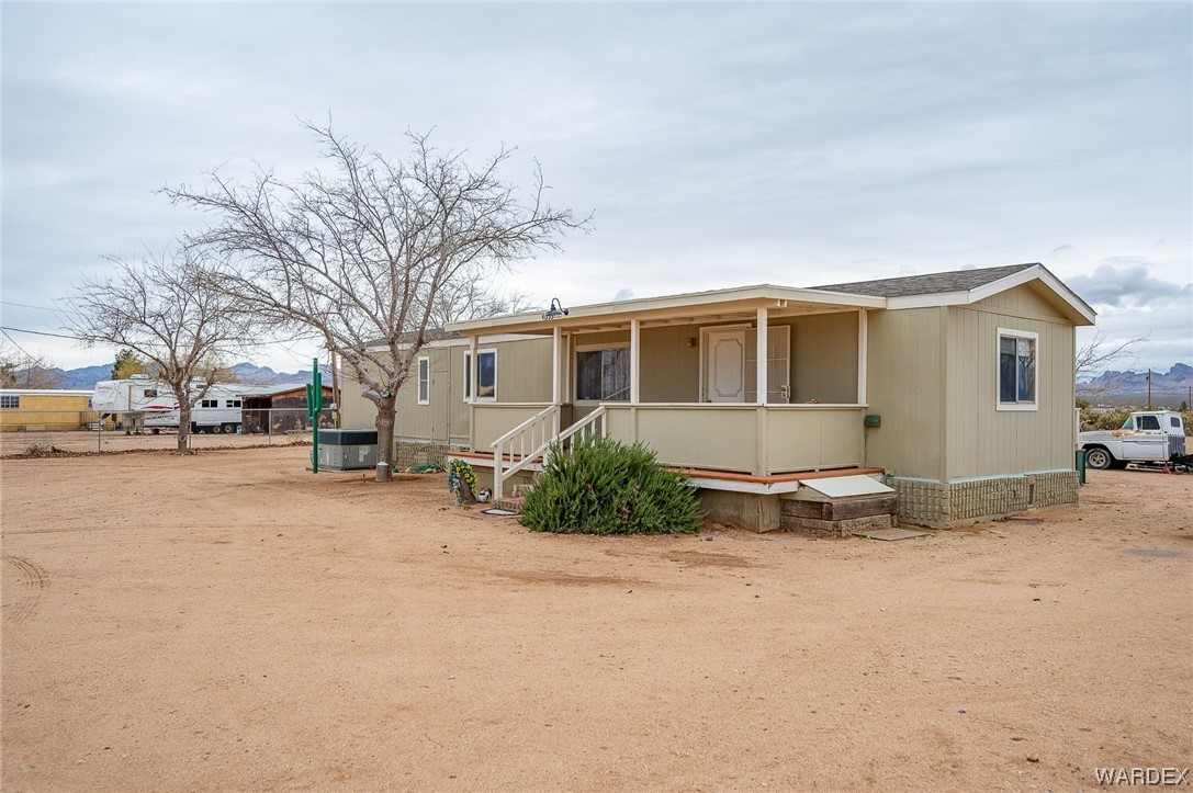 4053 Cowlic Road Golden Valley, AZ 86413 - Photo 8 of 25 a front view of a house with a yard and garage
