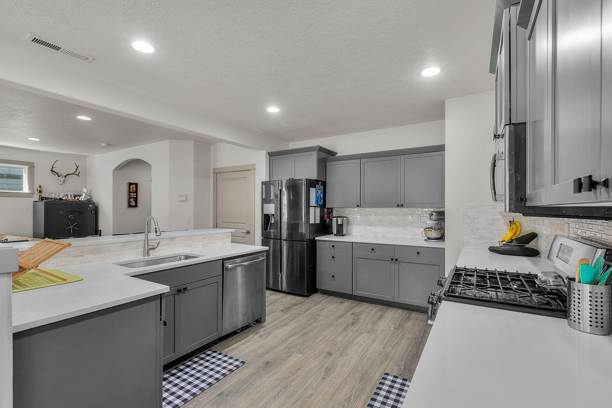 4476 Southwest Salmon Place Redmond, OR 97756 - Photo 16 of 43 2024_09_27_4476_sw_salmon_pl_rdm-31