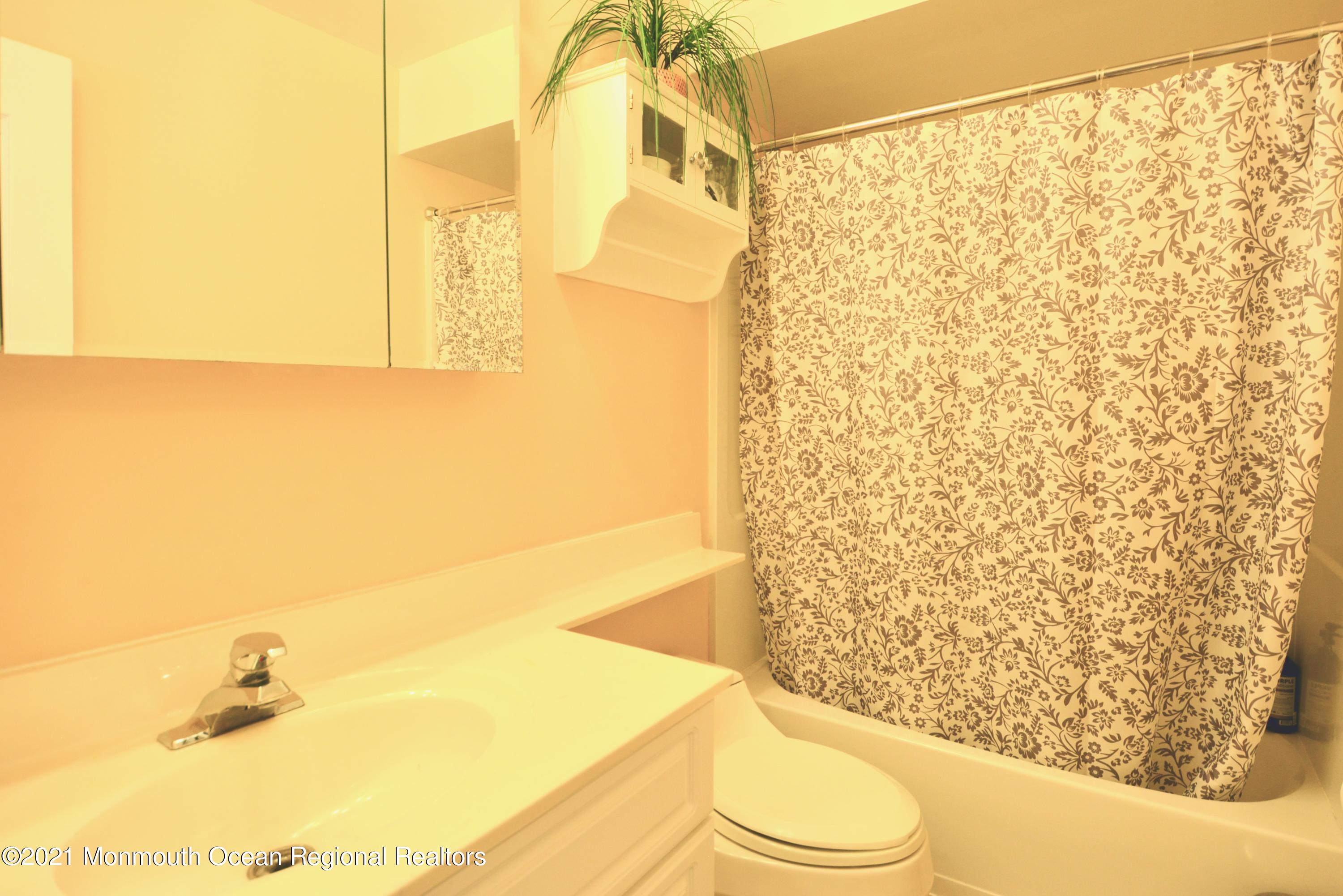 421 Union Hill Road Morganville, NJ 07751 - Photo 27 of 33 Main Bath