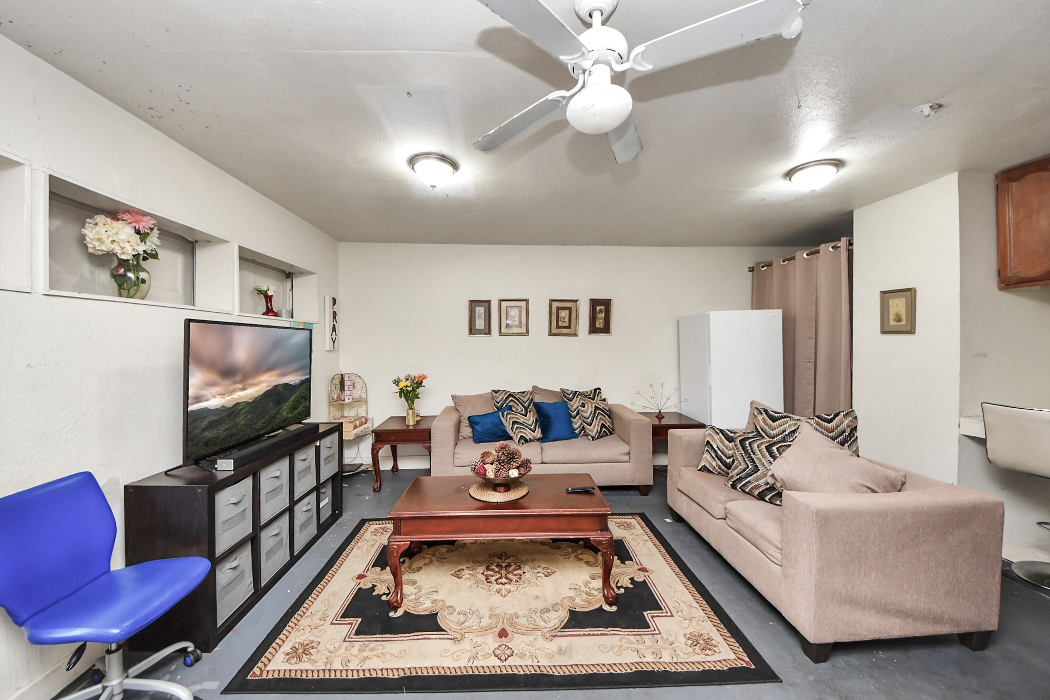 4155 Amir Street Houston, TX 77072 - Photo 28 of 43 a living room with furniture and a flat screen tv