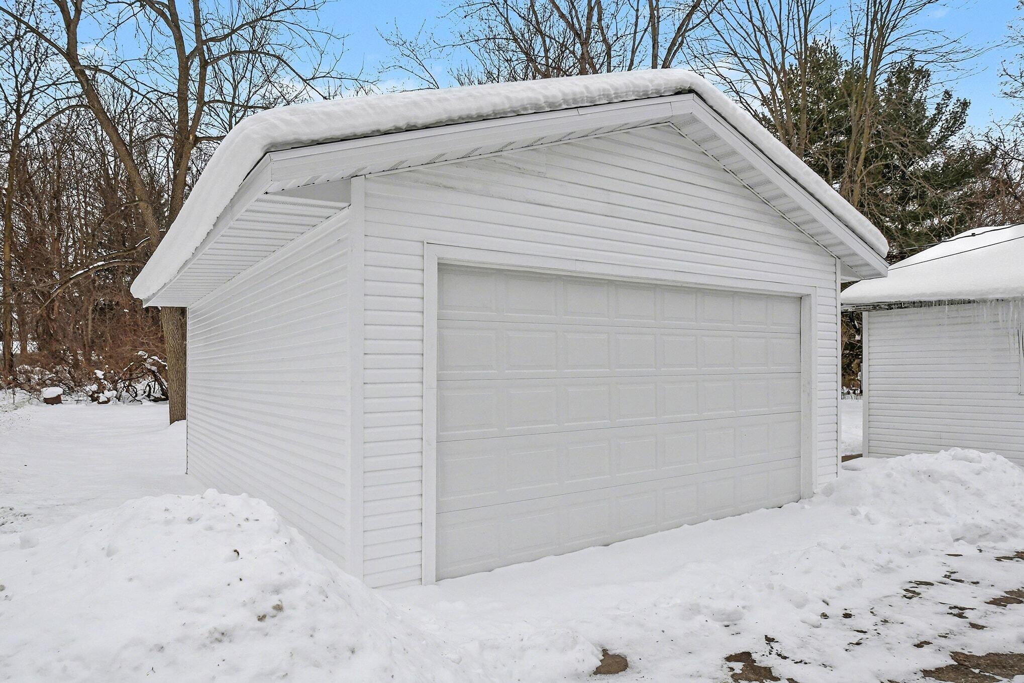 8172 East Emery Road New Carlisle, IN 46552 - Photo 10 of 14 a backyard of a house