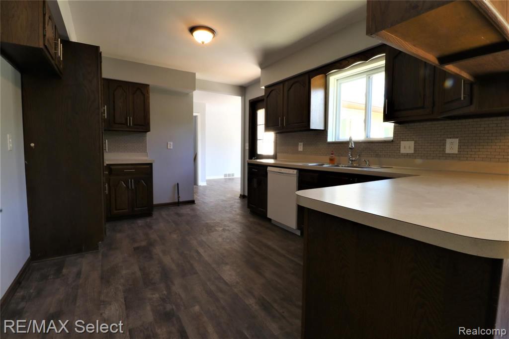 3231 West Hill Road Flint, MI 48507 - Photo 16 of 34