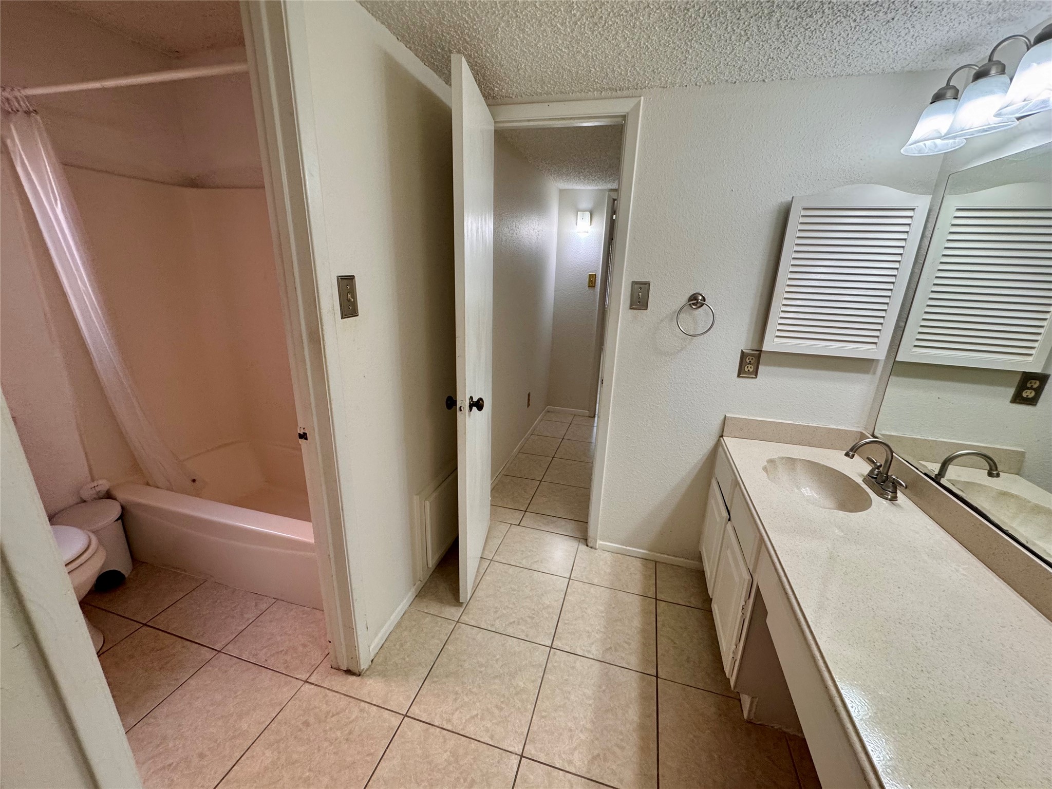 3423 Pecan Point Drive Sugar Land, TX 77478 - Photo 7 of 10 Shared restroom