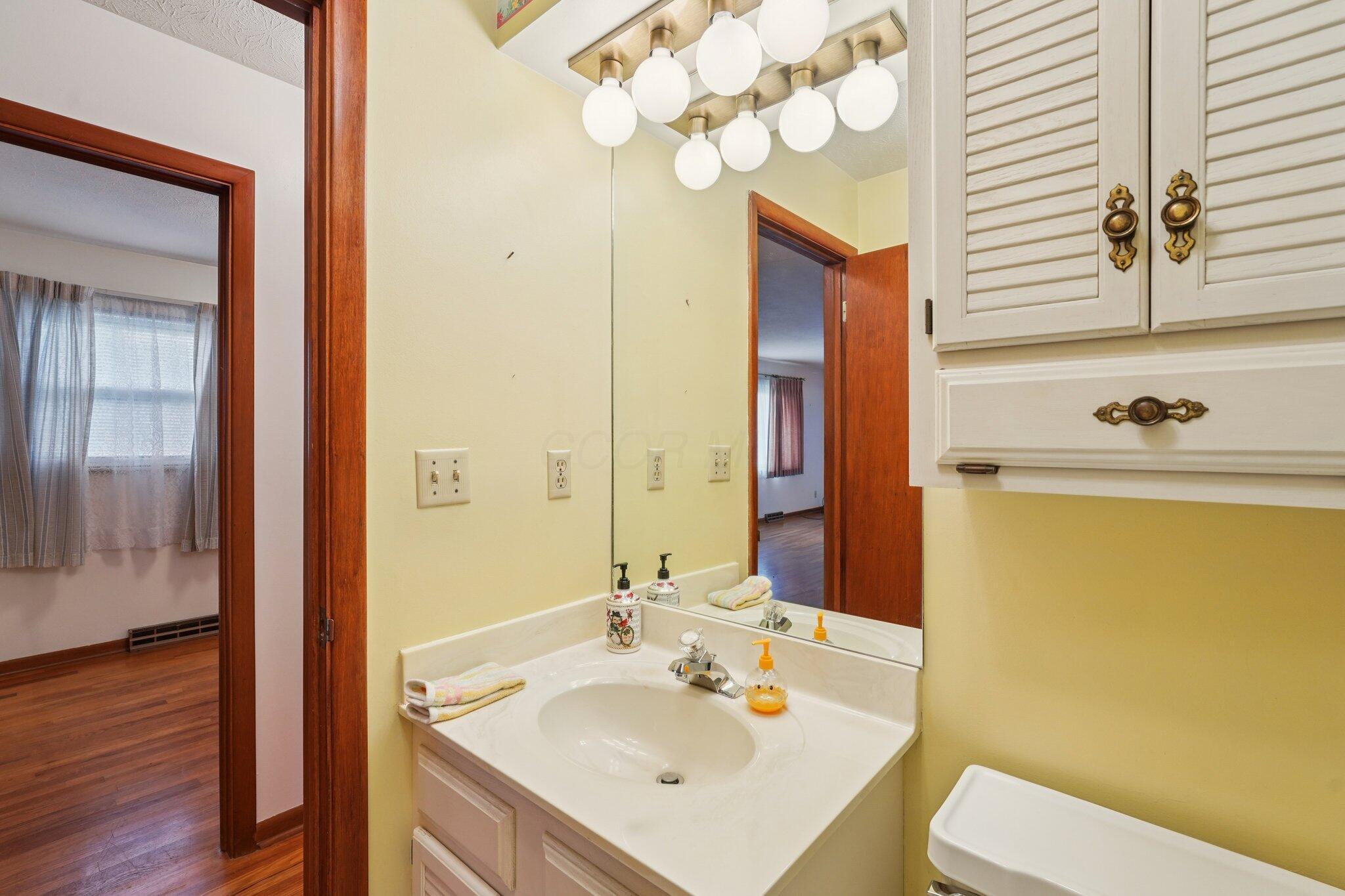 5575 Karl Road Columbus, OH 43229 - Photo 24 of 29 Full Bath
