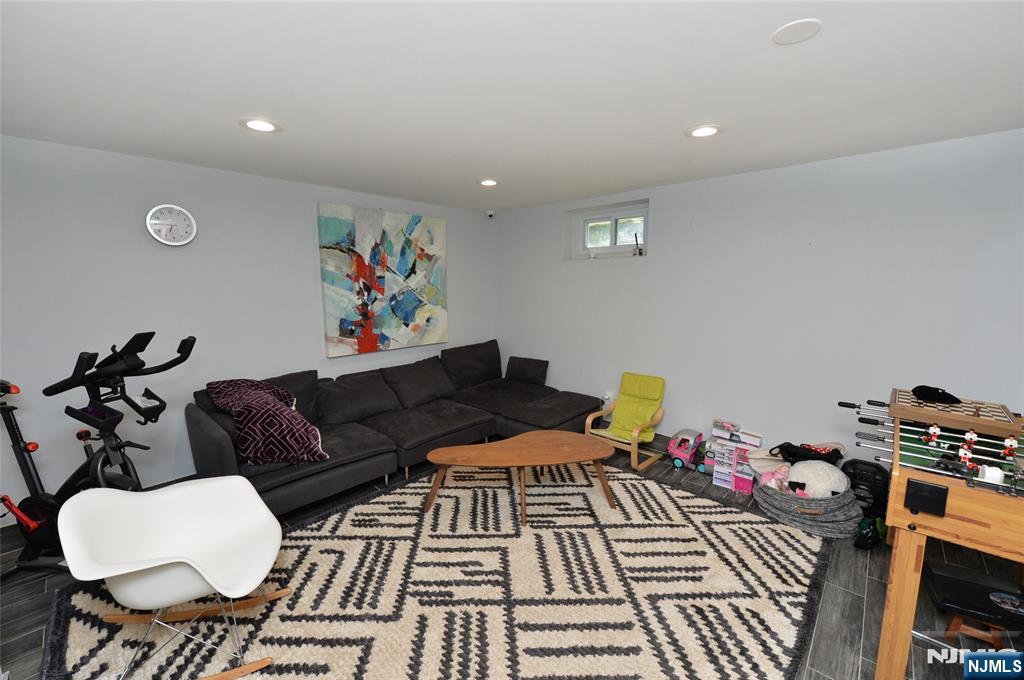 154 Middlesex Avenue Paramus, NJ 07652 - Photo 17 of 32